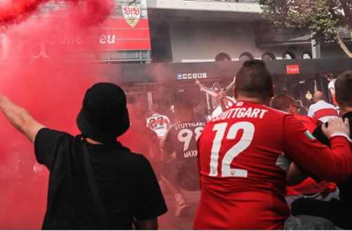 VfB-Fans feiern den Aufstieg vor dem Stadion. Foto: dpa/Christoph Schmidt