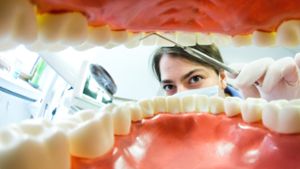 Zahnprothese steckt Rentner  tagelang im Hals  fest