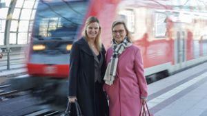 Die Bahn-Managerinnen Catherine-Marie Koffnit (l) und Carola Garbe teilen sich die Stelle der Personalleiterin des Regionalbereichs Ost bei der DB Netz. Foto: dpa