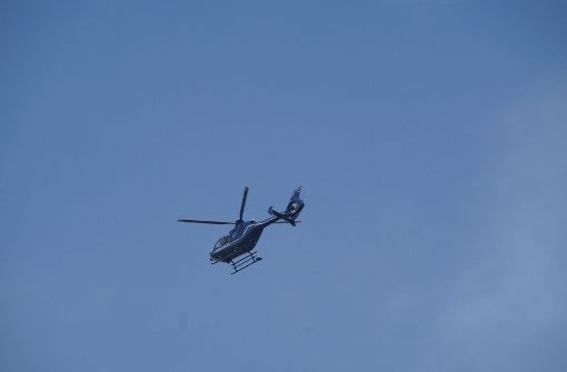 Die Polizei sucht mit einem Hubschrauber nach einem vermissten Rentner. (Symbolbild) Foto: SDMG