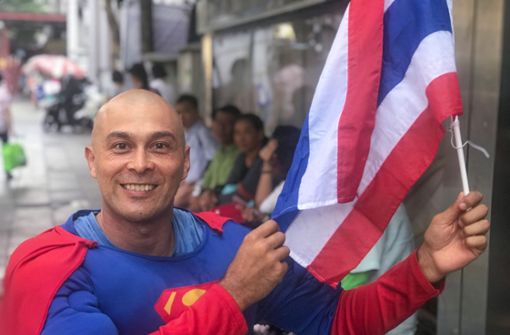 David Pfizenmaier aus Waiblingen ist als „Superman“ auf Wahlmission in Thailand unterwegs. Foto: dpa