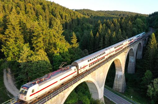 Landschaftlich reizvoll aber nicht besonders schnell: Die Gäubahn von Stuttgart zur Schweizer Grenze. Foto: dpa/Felix Kästle