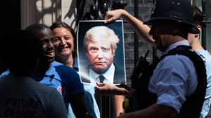 Demonstranten in London vergleichen Johnson mit Trump. Foto: dpa