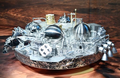 Ein Modell des Testmoduls ·Schiaparelli· am 19.10.2016 in Darmstadt bei der Europäischen Raumfahrtagentur Esa. Die echte Sonde soll auf dem Roten Planeten gelandet sein  – ein Signal gibt es jedoch nicht. Foto: dpa