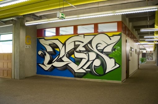 Das Graffito zeigt die drei Buchstaben des Schullogos. Foto: privat