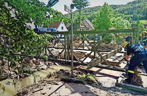 Brückenbau-Einsatz: Auch nach dem Unwetter in Braunsbach im Mai 2016 waren die Helfer  in Blau Foto: THW