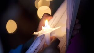 Mit Kerzen und Momenten der Stille gedenken in Virginia viele Menschen den Opfer Alison Parker und Adam Ward Foto: AP