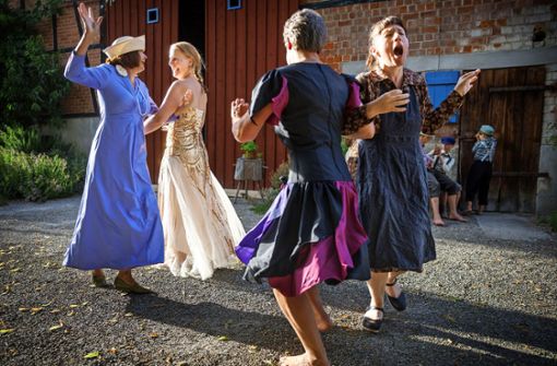 Endlich mal wieder ein Tänzchen wagen und Spaß haben – das ist der Plan der Frauen, die  den ersten Dorfball nach dem Kriegsende organisieren. Foto: Gottfried Stoppel