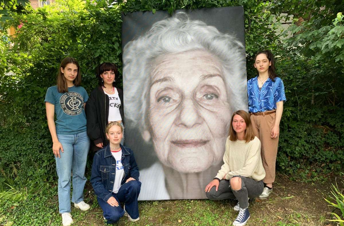 Die Stimmen der Holocaust-Überlebenden Éva  (v. li.): Jule, Rosa, Sky, Caro   und Cosima. Foto: Martin Haar