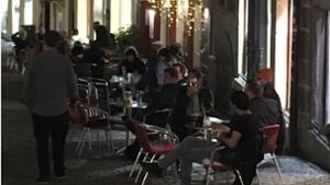 So sieht Boris Palmer seine Stadt gerne: In Tübingen kann man nach einem negativen Test abends schon wieder auf der Gasse beim Feierabendbier sitzen. Foto: Facebook/Palmer