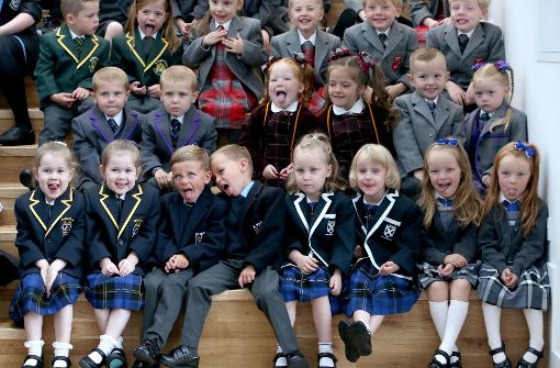 13 Zwillingspaare posieren in der St. Patrick Grundschule in Greenock (Großbritannien) für einen Fototermin. Foto: Jane Barlow/PA Wire/dpa