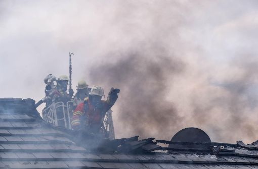 Die Feuerwehrmänner kämpfen in Sulzfeld gegen die Flammen. Foto: 7aktuell.de/Fabian Geier