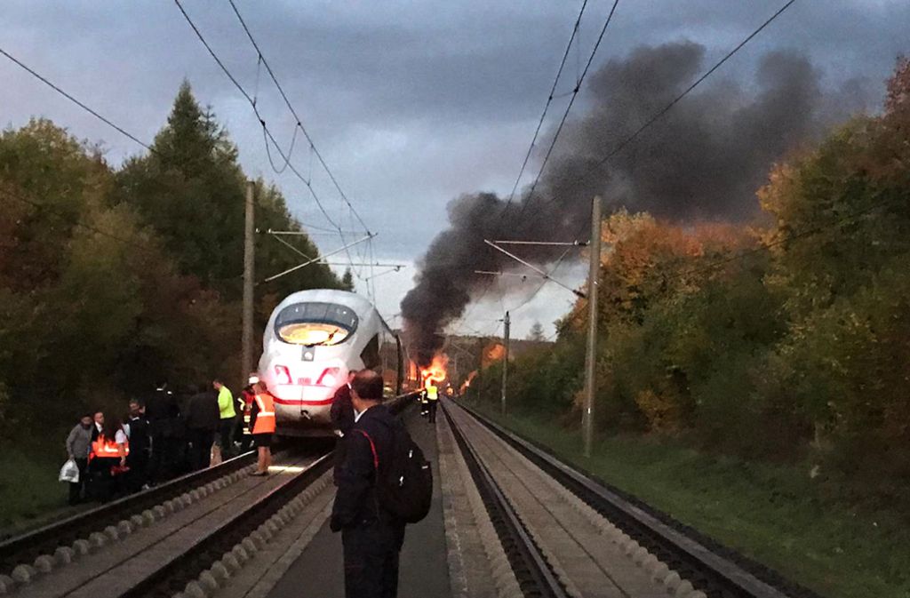 Ein Wagen eines ICE ist am Freitagmorgen in der Nähe von Montabaur in Rheinland-Pfalz in Brand geraten.