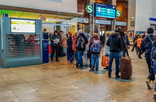 Lange Schlangen an den Infoständen am Stuttgarter Hauptbahnhof Foto: 7aktuell/Max Kurrer