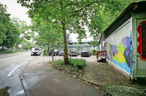 Fehlende Parkplätze, abgewirtschaftete Provisorien:  An der  Sonderschule am Ludwigsburger Favoritepark soll neu gebaut werden. Foto: factum/Simon Granville