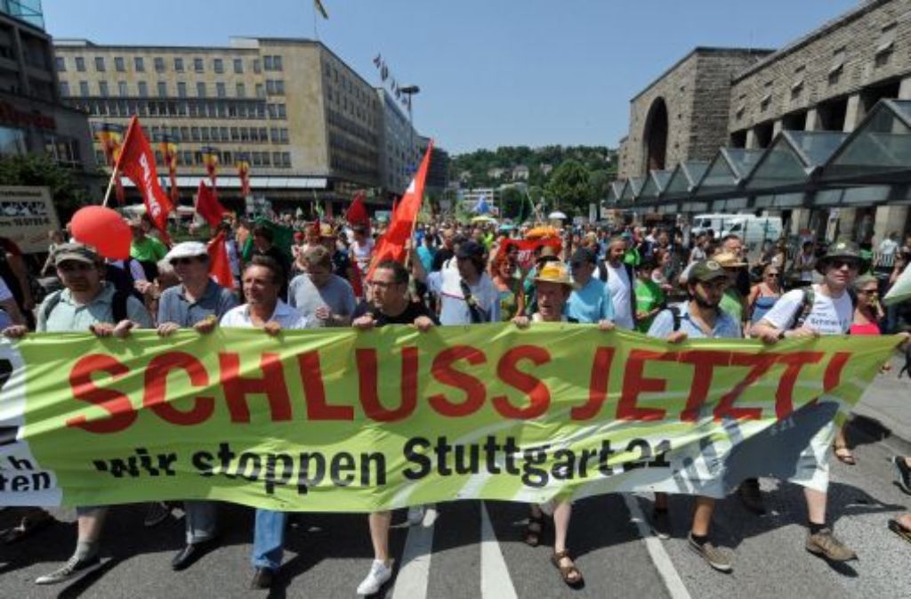 Nicht auf der Straße, sondern schriftlich, in einem Stuttgarter Appell, fordert die prominent besetzte Initiative den Baustopp von Stuttgart 21.  Foto: dpa
