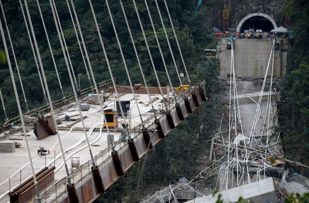 Beim Einsturz einer im Bau befindlichen Brücke sind in Kolumbien mindestens zehn Menschen getötet worden. Weitere acht Arbeiter wurden bei dem Unglück am Montag verletzt.