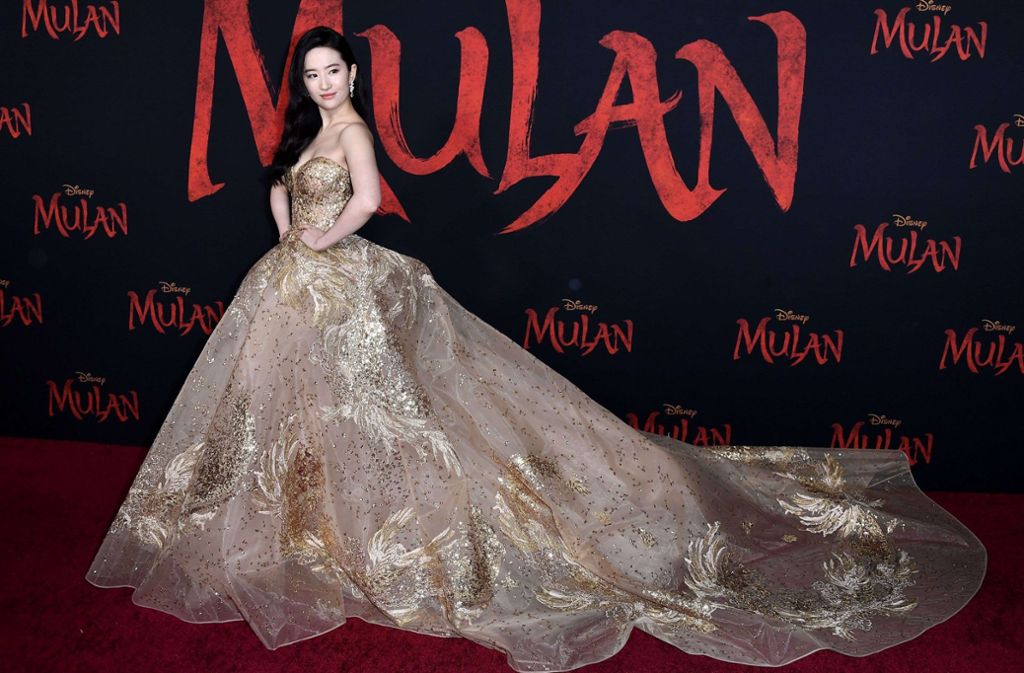 Hauptdarstellerin Yifei Liu kam in einem aufwendigen Kleid.