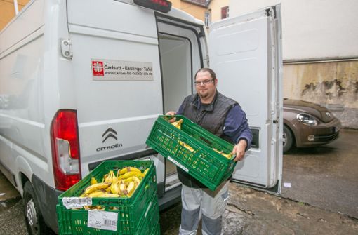 Benjamin Mölk transportiert in einem Lieferwagen  Lebensmittel für die Tafel. Privat lässt er das Auto stehen. Foto: Roberto Bulgrin