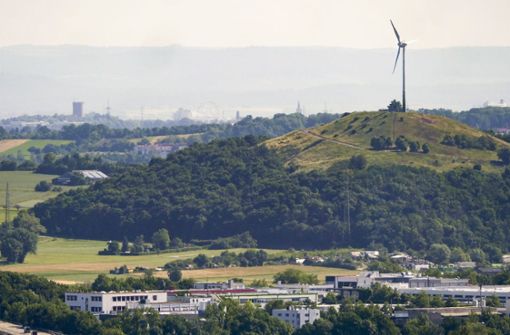 Auf dem Grünen Heiner bei Korntal-Münchingen dreht sich genauso ein  Windrad wie bei Ingersheim. Foto: Archiv (Simon Granville)