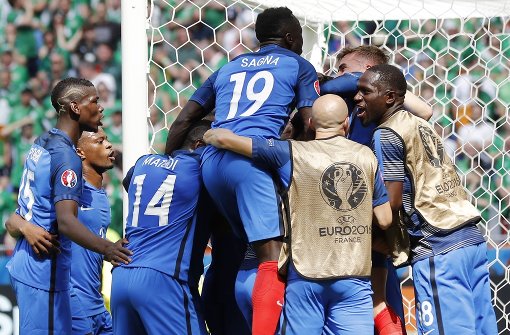 Die französische Nationalelf steht nach einem 2:1 gegen Irland im Viertelfinale der Fußball-EM. Foto: AP
