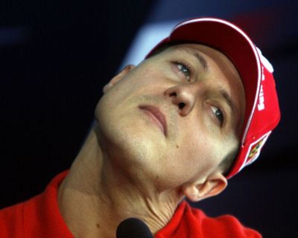 Weihnachtsüberraschung in der Formel 1: Michael Schumacher und der schwäbische Autobauer Mercedes geben am 23. Dezember die Rückkehr des siebenfachen Weltmeisters in die Königsklasse bekannt. Für drei Jahre hat der 40-Jährige bei Mercedes Grand Prix unterschrieben.