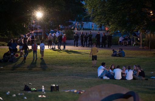 Augenzeugen berichten, dass die meisten  Jugendlichen, die in der Nacht zum Sonntag am Rande der Schorndorfer Woche im Park gefeiert haben, nichts von Auseinandersetzungen bemerkt haben. Foto: dpa