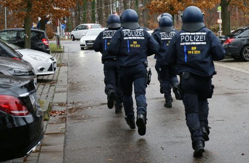 Polizisten (hier bei einem Kickers-Spiel auf der Waldau) müssen wohl künftig bei Fußballspielen eine fünfstellige Ziffernfolge an der Uniform tragen. Foto: Pressefoto Baumann/Hansjürgen Britsch