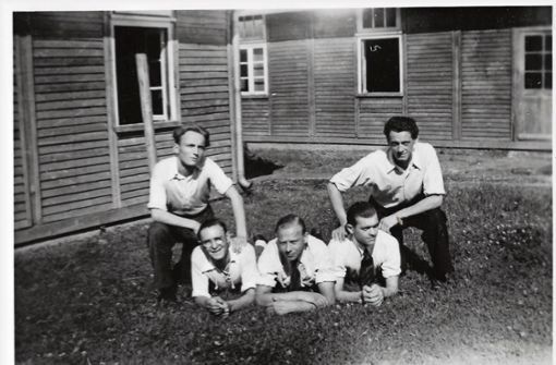 Liegend ganz rechts posiert Arry van Laere vermutlich mit anderen Zwangsarbeitern  im Lager Metzgerwiese. Foto: van Laere