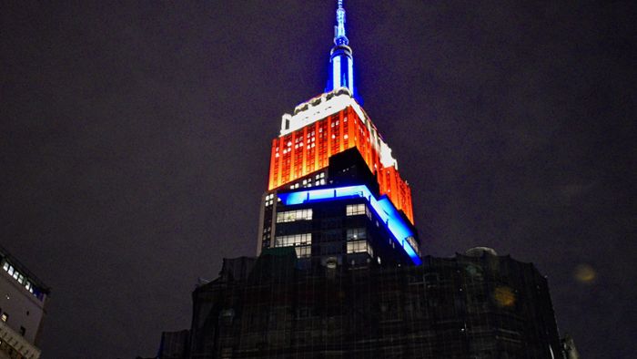 New Yorker Wolkenkratzer leuchten im Zeichen der historischen Wahl