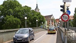 Die Wilhelmsbrücke soll autofrei werden – schon heute wird die Wegeverbindung von vielen Fußgängern genutzt. Soll nach Eröffnung des Rosensteintunnels autofrei werden: die Wilhelmsbrücke. Foto: Uli Nagel