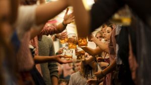 Zusammen mit Freunden auf den Bierbänken tanzen und das kühle Bier genießen – es wird uns in diesen Frühling fehlen (Archivbild). Foto: LICHTGUT/Leif Piechowski
