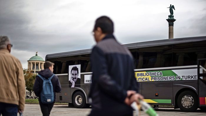 Öcalan-Bus hält am Schlossplatz