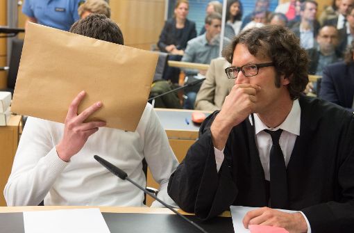 Sanel M. mit seinem Anwalt während des Prozesses im Landgericht in Darmstadt. Sanel M. wurde jetzt aus Deutschland abgeschoben. (Archivfoto) Foto: dpa