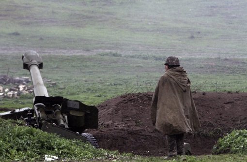 Armenische Artillerie in der Region Martakert am 3. April. Foto: dpa