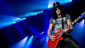 Slash, der legendäre Ex-Gitarrist von Guns ‚N’ Roses, kann es auch ohne Axl Rose. Foto: dpa