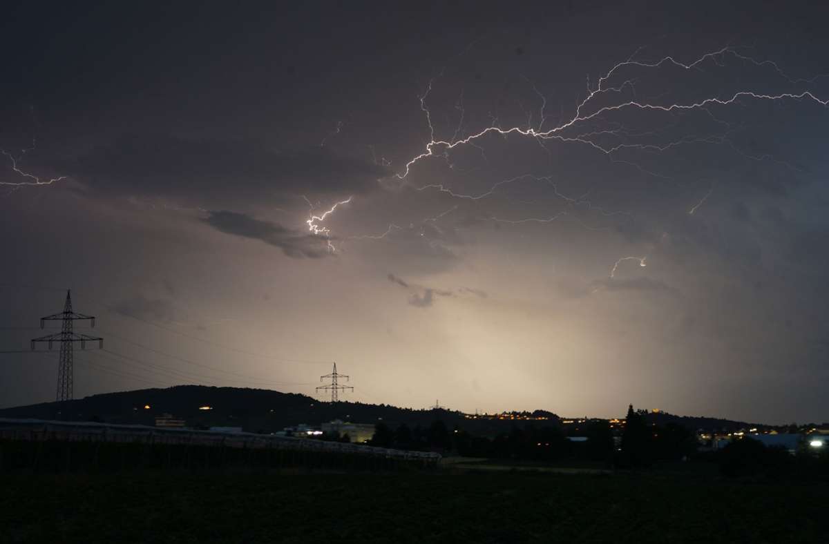 Blitze zuckten in der Donnerstagnacht über Stuttgart. Foto: Andreas Rosar Fotoagentur-Stuttg/Andreas Rosar Fotoagentur-Stuttg