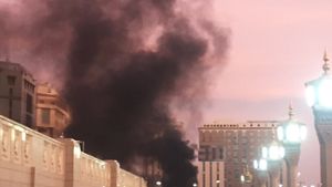 Rauch über Medina – ein Anschlag erschüttert die heilige Stadt. Foto: Courtesy of Noor Punasiya