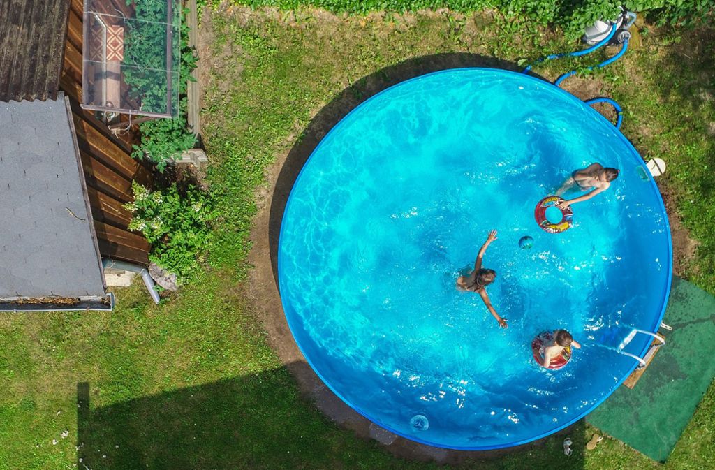 Wer es sich leiten kann: So ein eigener Pool im Garten kann den Sommerurlaub ersetzten. Foto: dpa/Patrick Pleul
