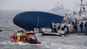 Rettungsmannschaften suchen weiter fieberhaft nach Überlebenden unter den fast 300 Vermissten vor der Küste Südkoreas. Foto: dpa
