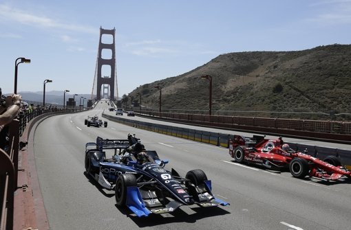Die Kollegen des tödlich verunglückten IndyCar-Piloten Justin Wilson bei der Formationsfahrt auf der Golden Gate Bridge in San Francisco. Foto: AP