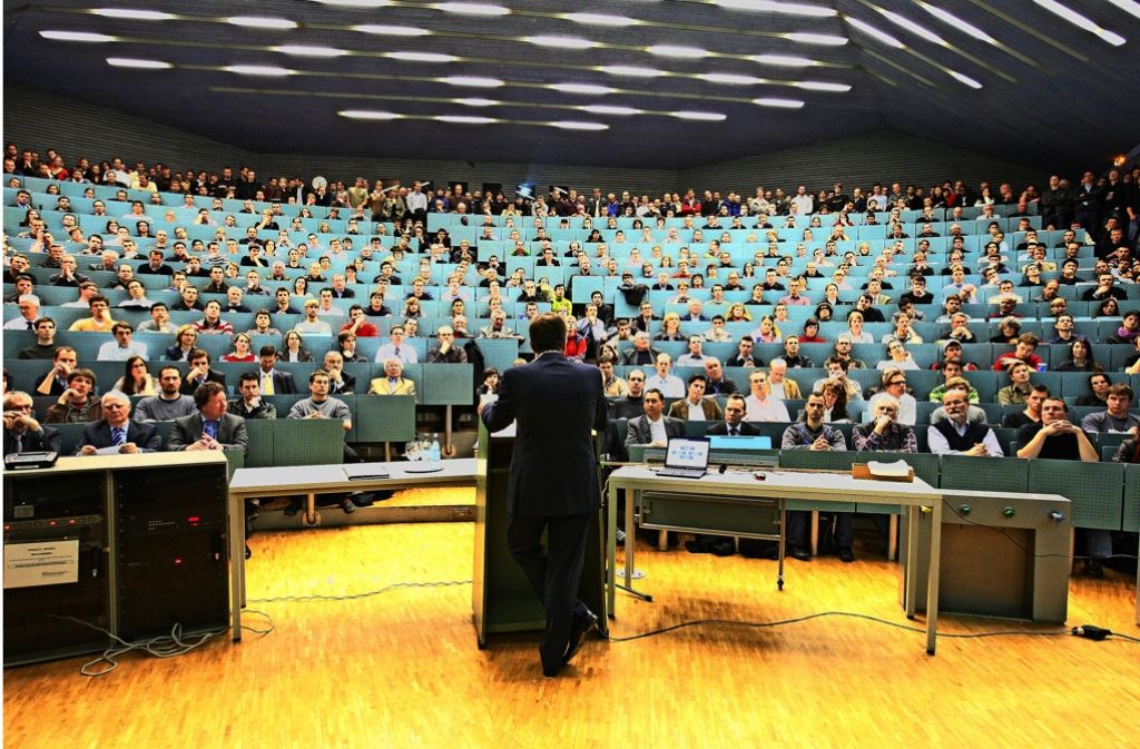 Das Studium an der Uni Stuttgart ist begehrt, die Vorlesungen sind übervoll. Foto: Kraufmann