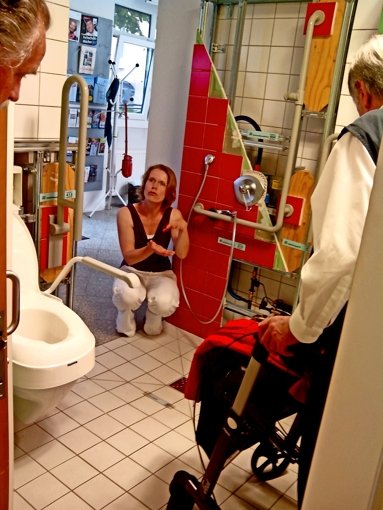 Anja Schwarz zeigt, wie man ein Bad zur barrierefreien Zone umrüstet. Foto: Kathrin Wesely