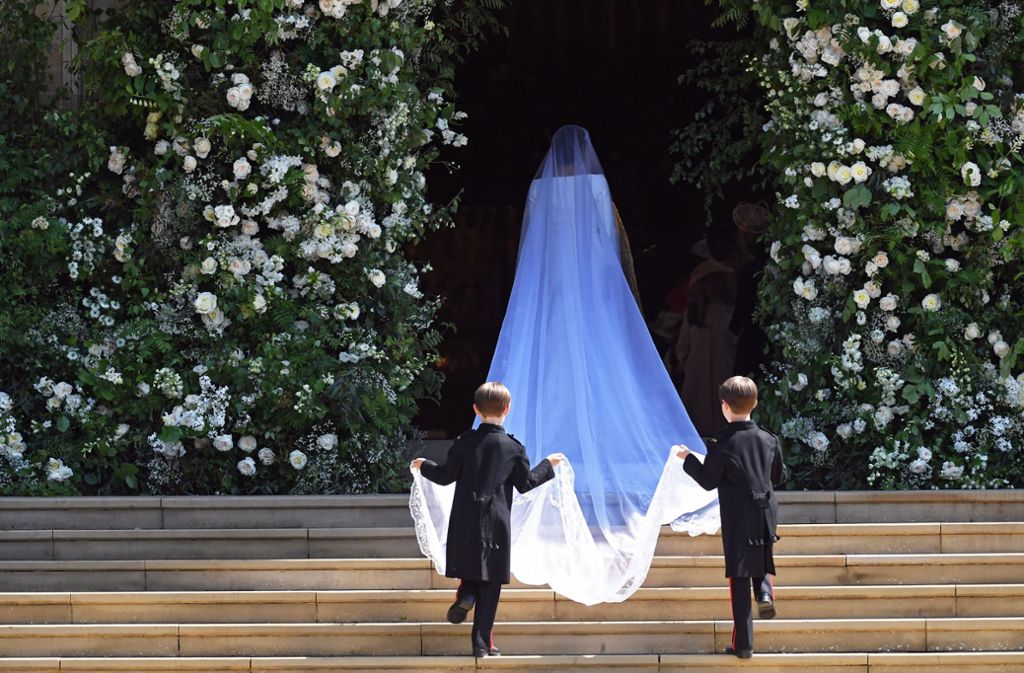 Der Schleier setzte dem Brautkleid von Meghan Markle die Krone auf. Die fünf Meter Seide und Organza, handbestickt mit floralen Motiven aus allen 53 Commonwealth-Staaten machten aus dem Kleid ein Prinzessinenkleid.