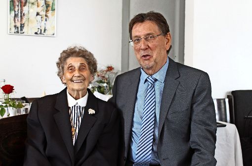 Die Stammheimer Jubilarin Waltraud Lücke mit ihrem Sohn Hans-Ulrich, bei der Familienfeier am Samstag. Foto: Margret Rilling