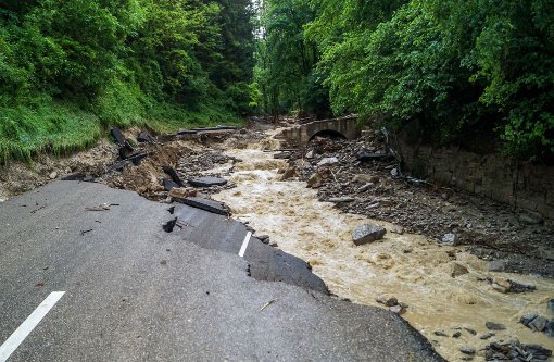 Vielerorts hat der Regen wie hier bei Braunsbach Straßen unpassierbar gemacht. Foto: dpa