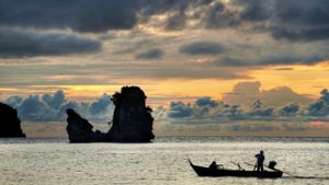 Selamat Datang! Willkommen! Ein faszinierendes Naturschauspiel am Himmel begleitet das Fischerboot und empfängt die Besucher in Langkawi mit einem einzigartigem Panorama. Foto: SoAk