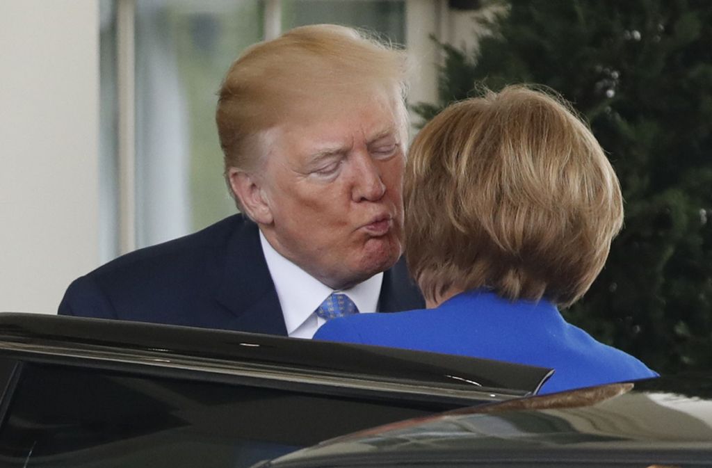 Donald Trump begrüßt Angela Merkel mit zwei Küsschen auf die Wange.