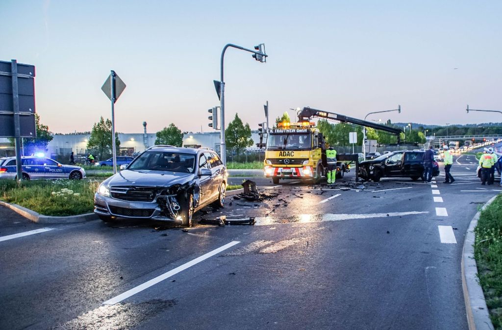 Am frühen Mittwochmorgen sind zwei Autos an einer Kreuzung in Sindelfingen aufeinander geprallt.