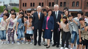 Eine japanische Schulklasse trifft am Hafen von Tokio zufällig Ministerpräsident Kretschmann mit seiner Frau und Botschafter Stanzel und die völlig aus dem Häuschen, einen deutschen Politiker zu sehen. Foto: fk